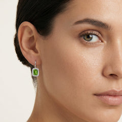 Boucles d’oreilles pendantes avec centre en émeraude synthétique