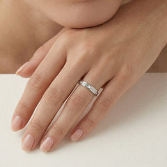 Schicker Silberring mit rechteckigem Radiantschliff