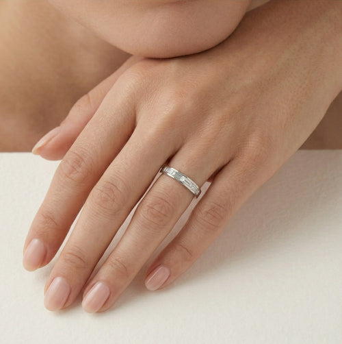 Schicker Silberring mit rechteckigem Radiantschliff