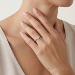 Bague de fiançailles diamant effilée.