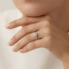 anillo-de-compromiso-de-oro-brillante-con-encanto-geometrico