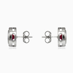 Boucles d'oreilles clous avec halo en serti et quartz rouge.