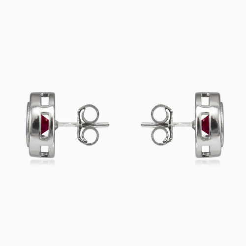 Boucles d'oreilles clous avec halo en serti et quartz rouge.
