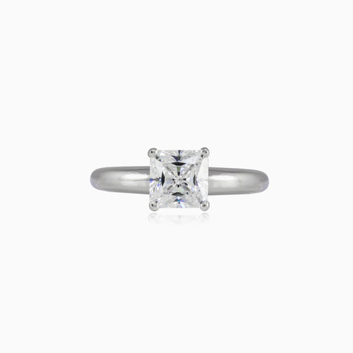 Bague en or blanc taille princesse