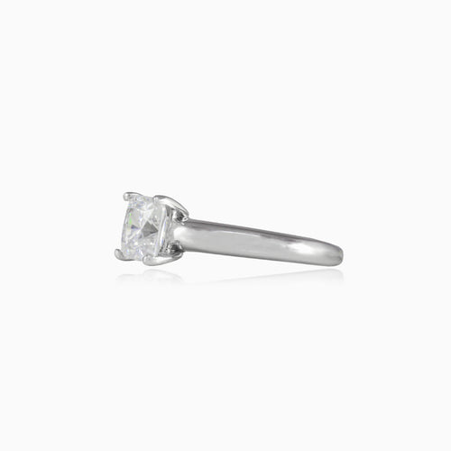 Bague en or blanc taille princesse