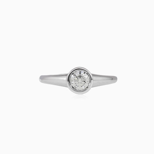 Diamantring aus Weißgold mit Zargenfassung
