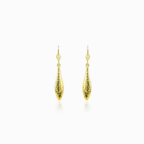 Hängende glänzende Gold-Ohrringe mit Details