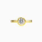 Anillo de oro con circonita cúbica en engaste biselado