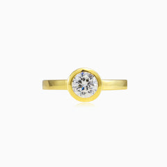 Anillo de oro con circonita cúbica en engaste biselado