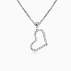 Colgante en forma de corazón inclinado con circonita cúbica