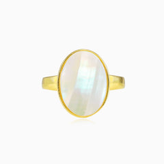 Oval nacre gold ring