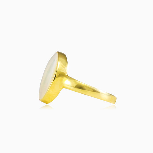 Oval nacre gold ring