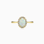 Ovaler Goldring mit weißem Opal und Halo