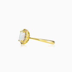Ovaler Goldring mit weißem Opal und Halo
