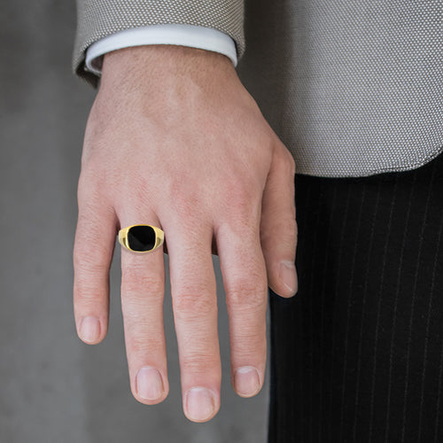 Quadratischer Ring aus goldfarbenem Emaille