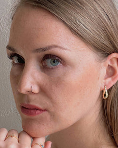 Jednoduché zlaté náušnice ve tvaru slzy