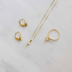 Six prong gold pendant