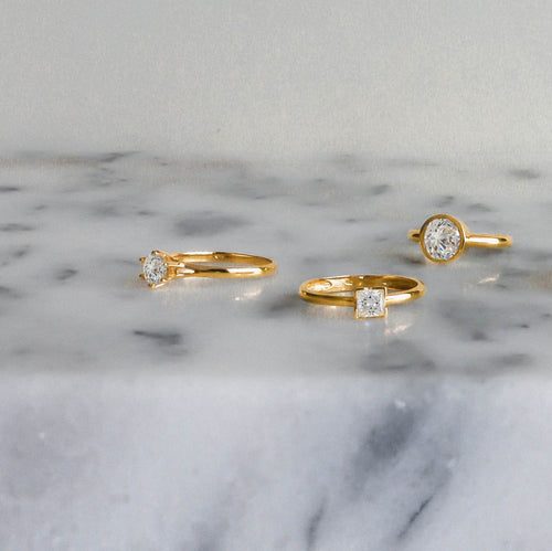Ring aus Gold mit Zirkonia in Zargenfassung