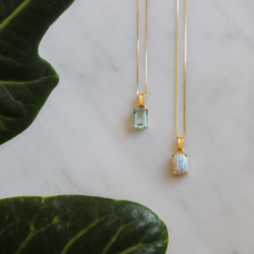 Rechteckiger weißer Opal Anhänger aus 14K Gold.