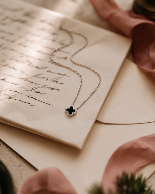 Christmas Gifts Under CZK 3,000: Jewellery That Feels Thoughtful at Any Price