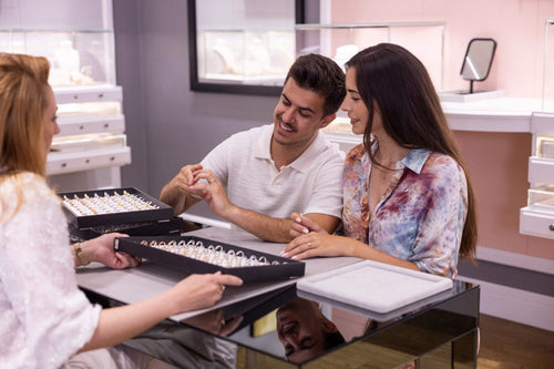 How to Choose an Engagement Ring: A Complete Guide for 2026