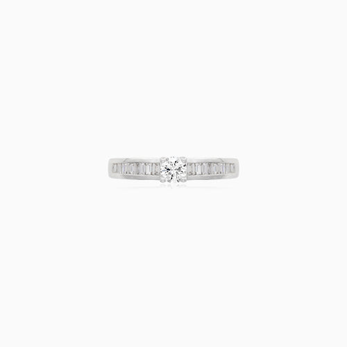 Elegantní solitérní prsten s bagetovými diamanty