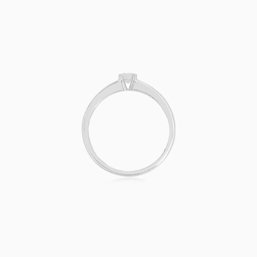 Elegantní solitérní prsten s bagetovými diamanty