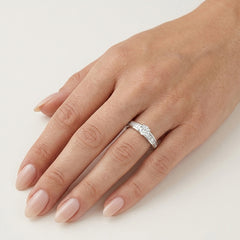 Elegantní solitérní prsten s bagetovými diamanty