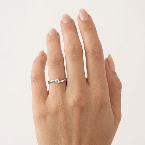 Solitérní diamantový prsten s tříkrapnovým uchycením