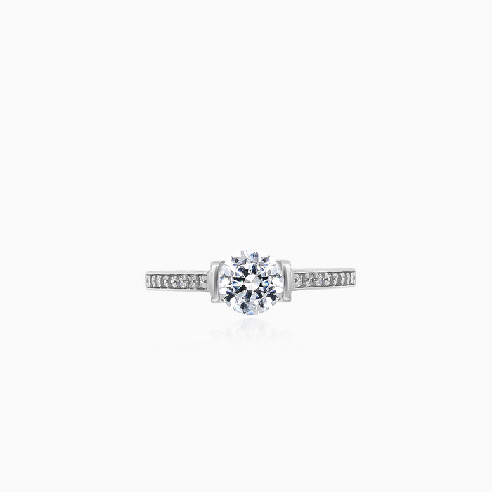Weißgoldring mit sichtbaren Zirkonia und seitlichen Zirkonen