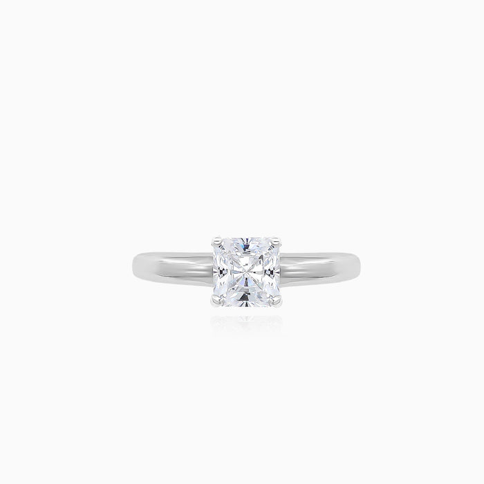 Anillo de oro blanco con cubic zirconia cuadrado.