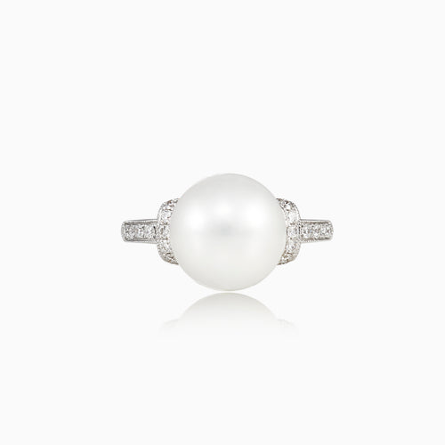 Prsten z bílého zlata s perlou a diamanty