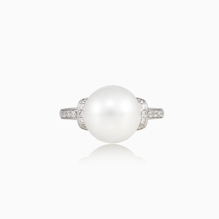 Weißgoldring mit Perle und Diamanten