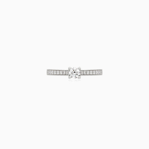 Prsten ze bílého zlata se solitérním diamantem a pavé