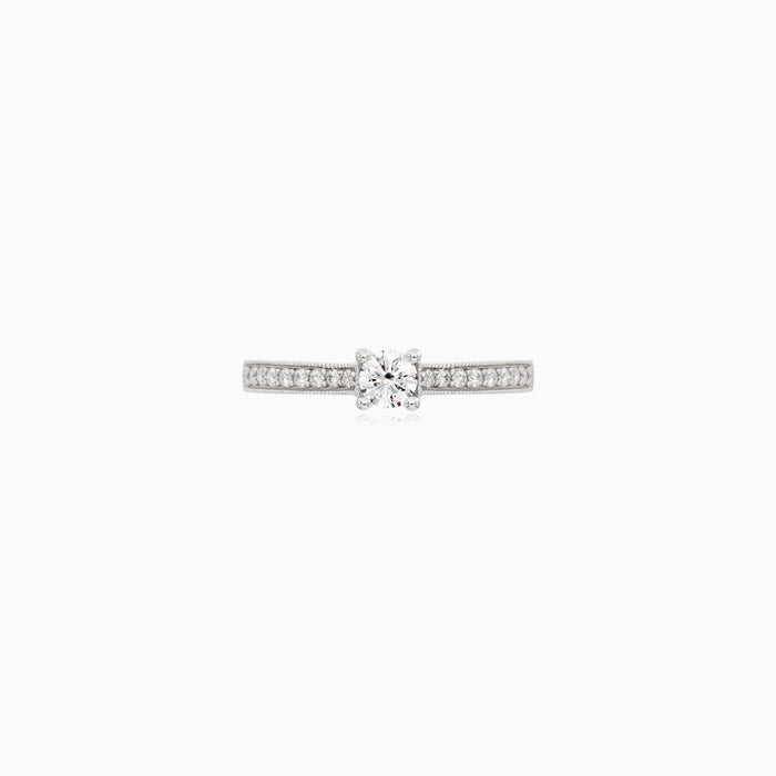 Prsten ze bílého zlata se solitérním diamantem a pavé