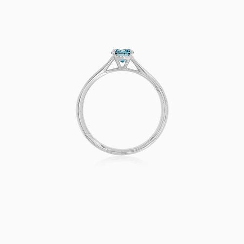 Zásnubní prsten s modrým diamantem a postranními diamanty