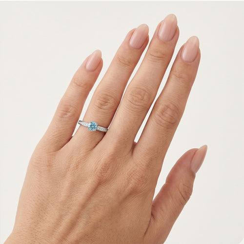 Zásnubní prsten s modrým diamantem a postranními diamanty