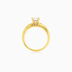 Zásnubní prsten se kulatým diamantem a postranními diamanty