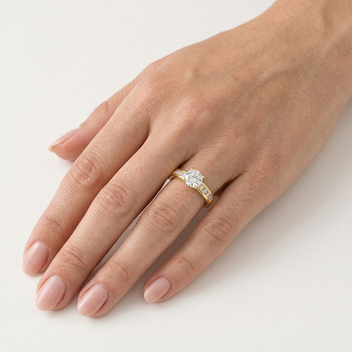 Zásnubní prsten se kulatým diamantem a postranními diamanty