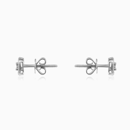 White gold stud earrings with round diamond