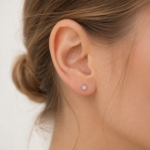 Minimalistické diamantové peckové náušnice v lůžku