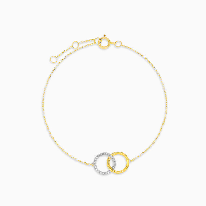 Gold bracelet with interlocking circles and diamonds