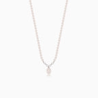 Elegantní náhrdelník s diamantem a bílou perlou