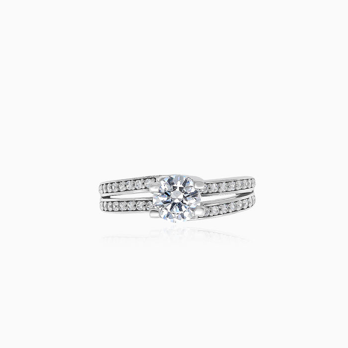 Weißgoldener Zirkonia-Ring mit gedrehtem Design