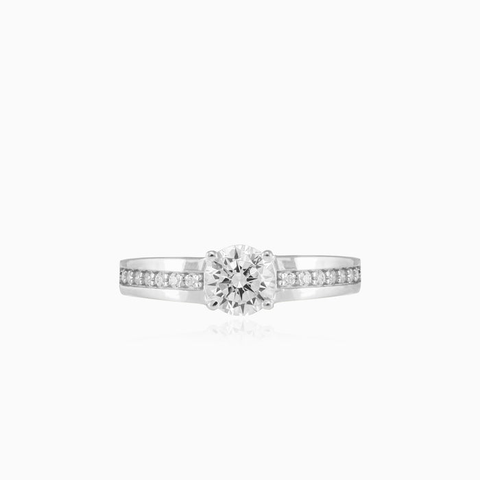 Cubic-Zirkonia-Ring mit seitlichen Akzentsteinen