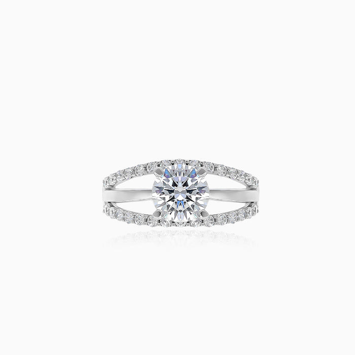 Weißgoldring mit zentralem Zirkonia und seitlichen Zirkonen