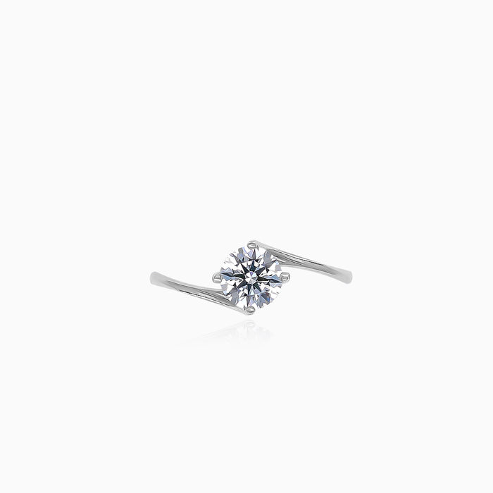 Weißgoldring mit asymmetrischem Design