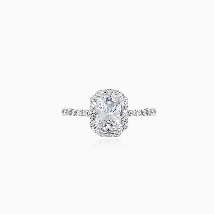 Bague en or blanc avec zirconium cubique taillé émeraude
