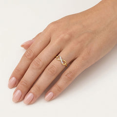 Prsten se symbolem nekonečna ze žlutého a bílého zlata