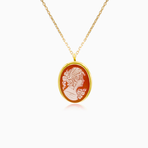 Oválný přívěsek ze žlutého zlata s korálovou kamejí.